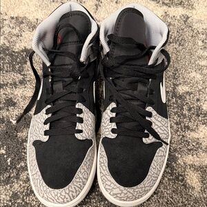Nike Black and Gray Patterned Sneakers